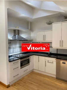 Ático en venta en Centro - Vitoria-Gasteiz de 2 habitaciones con garaje y calefacción
