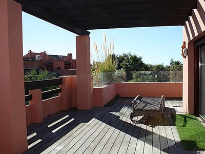 Ático en venta en Elviria de 4 habitaciones con terraza y piscina