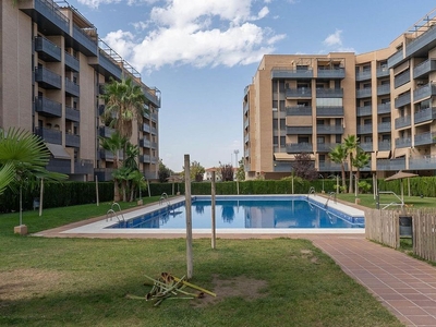 Piso en venta en Polígono Cartuja – La Paz de 3 habitaciones con terraza y piscina