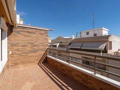 Venta de ático en Centro - Torrevieja de 3 habitaciones con terraza y aire acondicionado