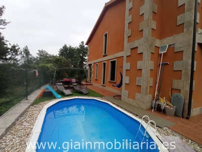 Venta de casa con piscina y terraza en Ponteareas Población