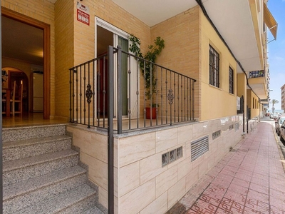 Venta de piso en Centro - Torrevieja de 3 habitaciones con terraza y garaje