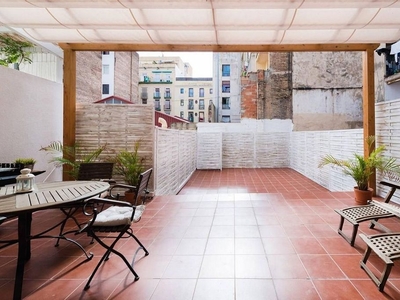 Venta de piso en El Raval de 2 habitaciones con terraza y jardín