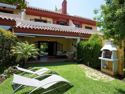 Alquiler Casa adosada en Calle Alhaurín 238A Marbella. Buen estado plaza de aparcamiento con terraza 250 m²