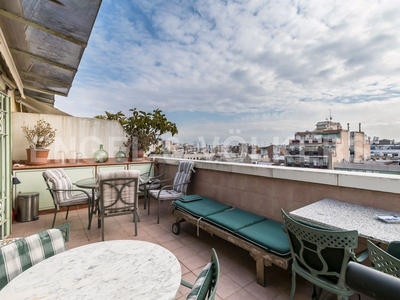 Ático luminoso ático con terraza y vistas en eixample en Barcelona