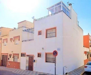 Venta Casa adosada en Calderon De La Barca Pilas. 158 m²