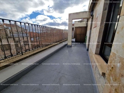 Alquiler de ático en Delicias - San Isidro de 2 habitaciones con terraza y muebles