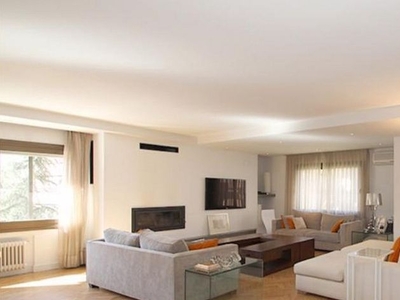 Alquiler de piso en Mirasierra de 6 habitaciones con terraza y piscina
