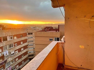 Piso en venta en Melilla de 4 habitaciones con terraza y ascensor