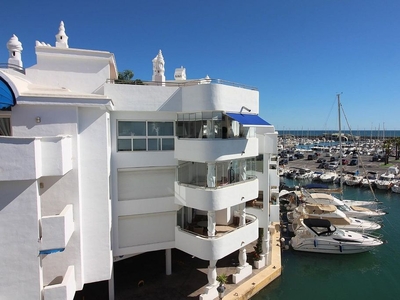 Venta de ático en Puerto Marina de 3 habitaciones con terraza y piscina