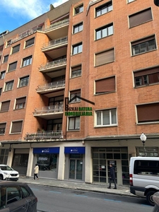 Venta de piso en Barrio de Abando de 6 habitaciones con terraza y calefacción