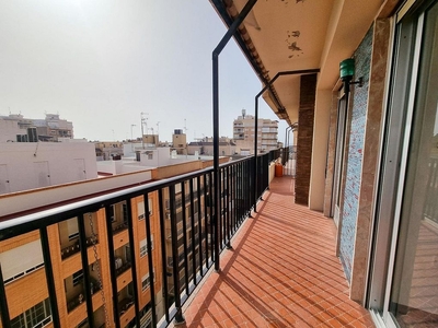 Venta de piso en Centro - Santa Pola de 3 habitaciones con terraza y balcón