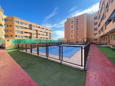 Venta de piso en Urbanización San Isidro de 2 habitaciones con terraza y piscina