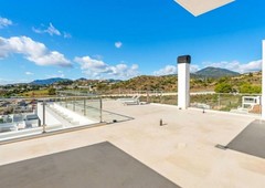Chalet con 4 habitaciones con parking, piscina, calefacción, aire acondicionado y vistas a la montaña en Marbella