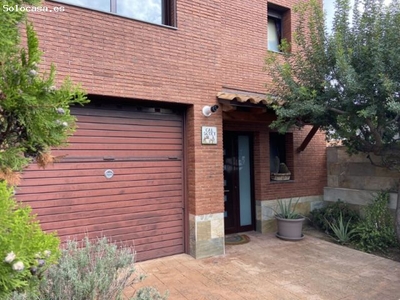 Acogedora Casa adosada semi nueva con garaje en barrio de la Guardia de Sant