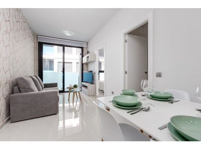 estupendo apartamento 2 dormitorios, terraza y patio, piscina comunitaria y garaje en Torrevieja