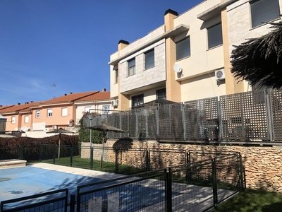 Venta de casa con piscina y terraza en Ontígola, Urbanización privada con piscina comunitaria