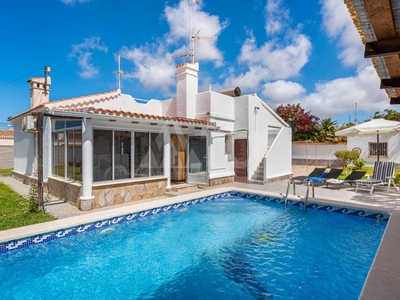 Villa con terreno en venta en la Paseo Maestro Velero Juan Buades' Torrevieja