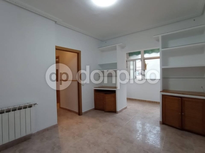 Apartamento en venta. Piso en Vicálvaro, muy luminoso de 70m2 con 3 dormitorios, baño, cocina, salón y 2 terrazas. Inmejorable situación.