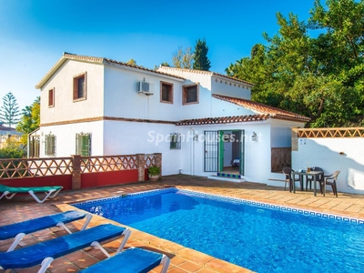 Villa independiente en venta en Nerja