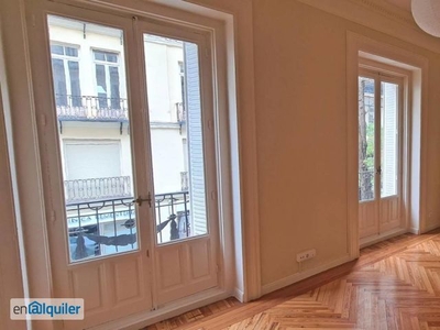 Magnífico piso de 186 m2 útiles, en finca señorial de la zona Almagro en Chamberí, con 2 salones, 1 biblioteca o habitación, 1 comedor, 3 habitaciones y 3 baños, muy luminoso, calefacción central individualizada y aire acondicionado