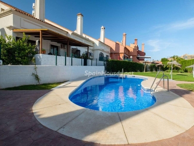 Casa adosada en venta en Los Pacos, Fuengirola