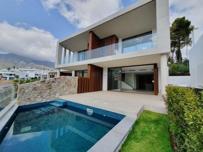 Terraced house to rent in Lomas de Marbella Club-Puente Romano, Marbella -