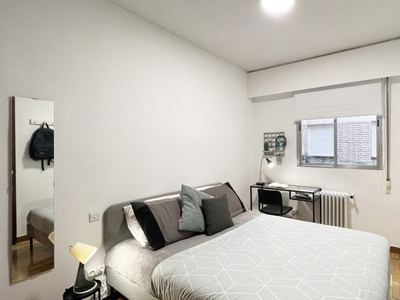 Se alquila habitación en apartamento de 5 dormitorios en Tetuán, Madrid