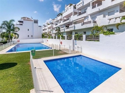 Alquiler de piso en Estepona Oeste - Valle Romano - Bahía Dorada de 2 habitaciones con terraza y piscina