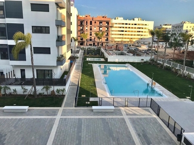 Alquiler de piso en Poniente-Norte - Miralbaida - Parque Azahara de 4 habitaciones con terraza y piscina
