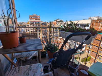 Ático en venta. Estupendo piso ático muy soleado con 2 balcones exteriores a patio de manzana de l´ Eixample. Extraordinaria zona