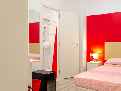 Se alquila habitación en piso de 6 habitaciones en Burjassot, Valencia.