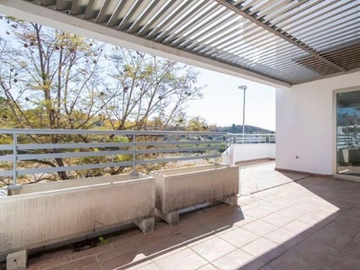 Venta de ático en Calahonda de 5 habitaciones con terraza y piscina