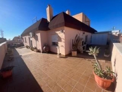 Venta de ático en Nueva Andalucía de 4 habitaciones con terraza y piscina