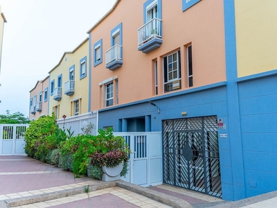 Venta de piso en calle Secundino Delgado de 3 habitaciones con piscina y garaje