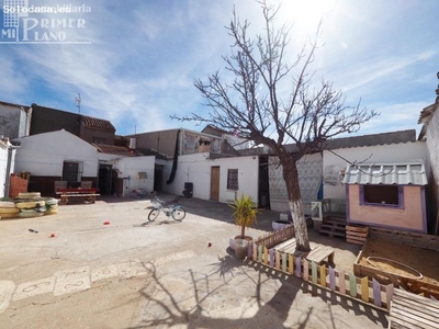 *Casa con 376 m2 de parcela y 9,50m de fachada, 5 dormitorios, amplio patio y garaje*