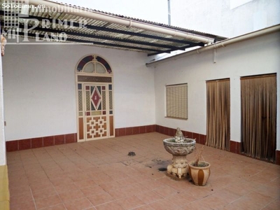 *Casa de dos plantas con patio, cocinilla y garaje en venta, por c/Dña.Crisanta por 140.000€*