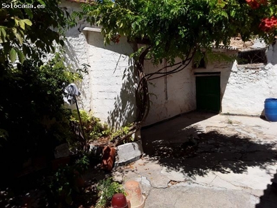 Casa en venta con gran patio, zona Agustina de Aragon
