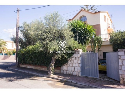 Casa independiente de tres plantas en Rocamar, Sant Pere de Ribes