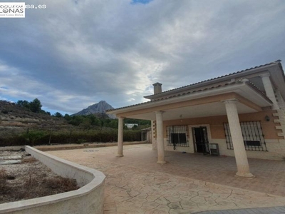 Chalet independiente en Finestrat con vistas a la montaña y una parcela de 4000 m2.