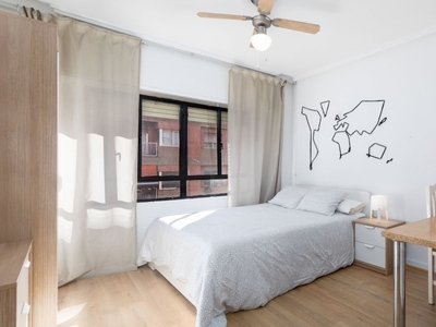 Elegante habitación en alquiler en un apartamento de 3 dormitorios en Jesús, Valencia