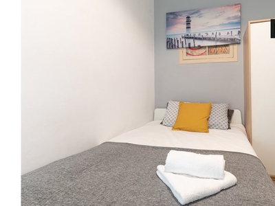Habitación acogedora en un apartamento de 7 dormitorios en el Eixample, Barcelona