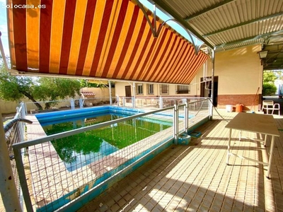 Parcela de 1900 m2 con casa de 84 m2.con piscina y APARTE una construccion diafana de 84 m2.