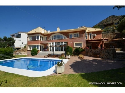 Preciosa Villa con magníficas vistas al mar y la montaña en venta.