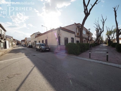 Se vende casa-solar en esquina planta baja en una de las principales calles de Tomelloso.