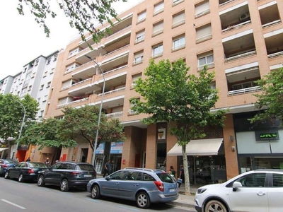 Alquiler de ático en calle Cabestany de 2 habitaciones con terraza y garaje