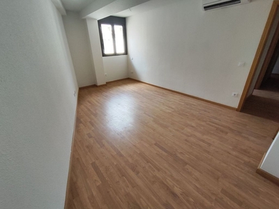 Alquiler de piso en Puerta de Murcia - Colegios de 2 habitaciones con garaje y aire acondicionado