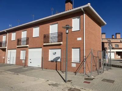 Casa adosada en venta en Calle Calle Herrenes en Mucientes por 75,000 €