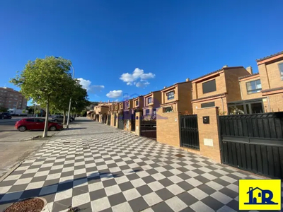 Casa adosada en venta en Calle Río Gritos en San Fernando-Carretera de Valencia por 400,000 €