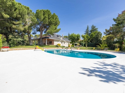 Casa / villa de 600m² con 2,600m² de jardín en venta en Boadilla Monte